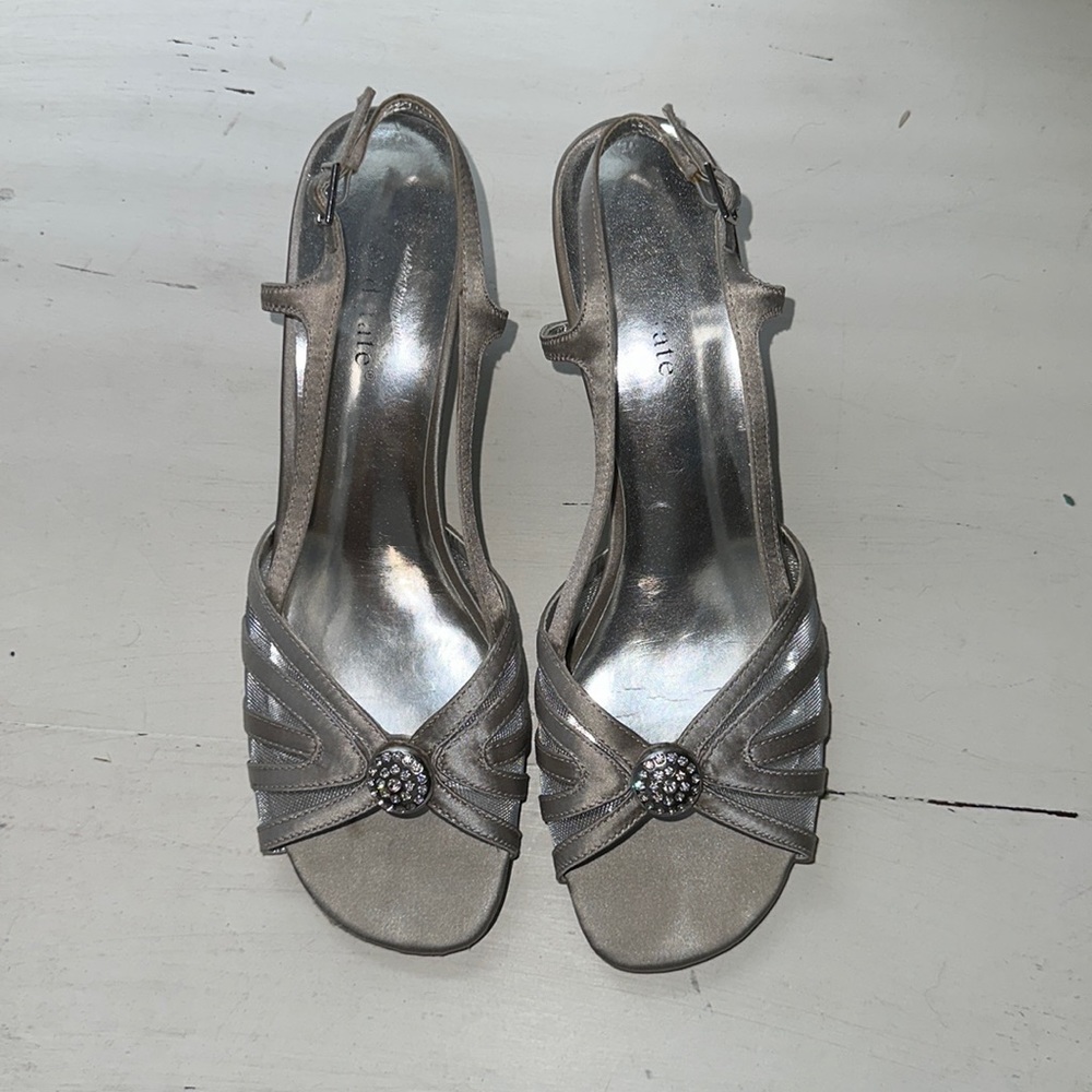 EUC David Tate Cheer Silver kitten heel sz 8.5